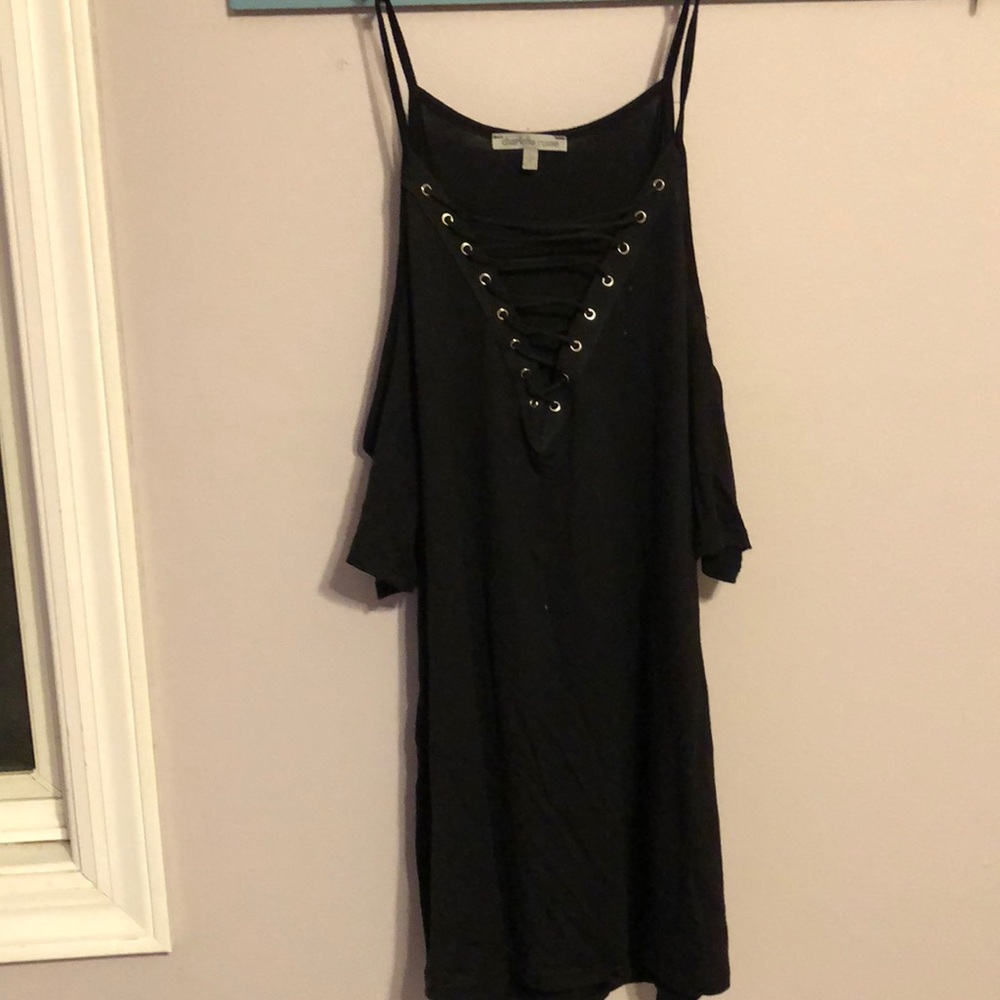 Low cut V lace up.
